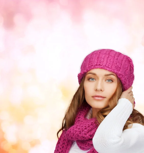 Femme en chapeau rose et écharpe — Photo