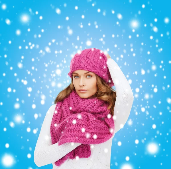 Woman in pink hat and scarf — Stock Photo, Image