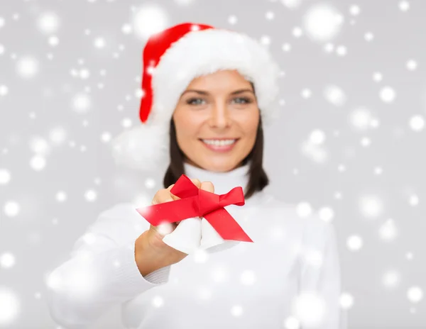 Vrouw in helper kerstmuts met een jingle bells — Stockfoto