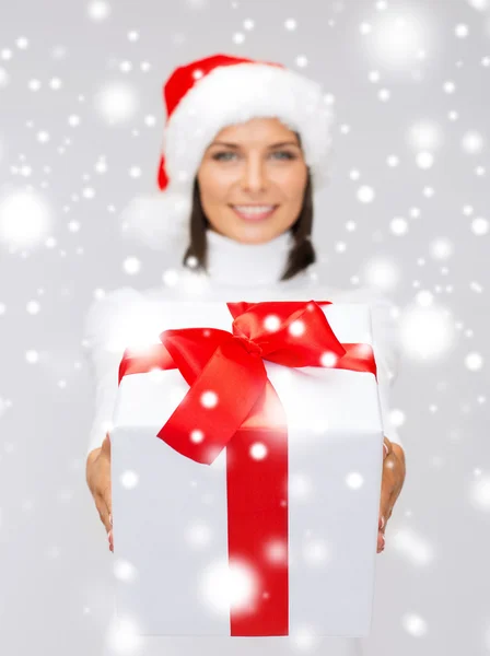 Mujer en santa helper hat sosteniendo caja de regalo —  Fotos de Stock