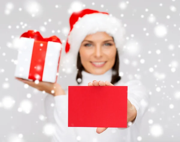 微笑与明信片圣诞老人 helper 帽子的女人 — 图库照片