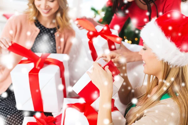 Tres mujeres sosteniendo muchas cajas de regalo —  Fotos de Stock