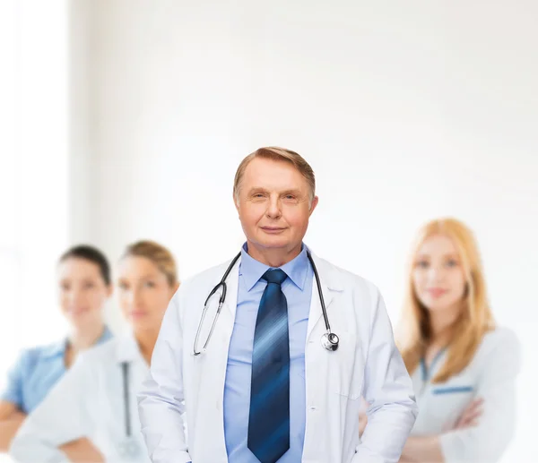 Улыбающийся доктор или профессор со стетоскопом — стоковое фото