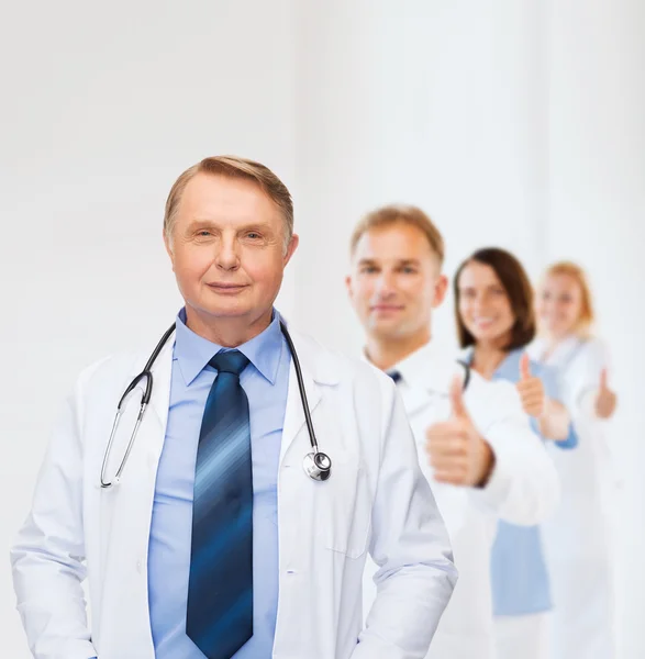 Médico sonriente o profesor con estetoscopio —  Fotos de Stock