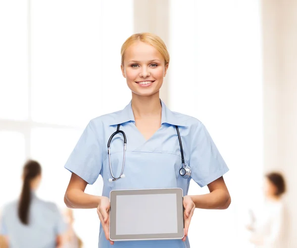 Médico o enfermera sonriente con tableta pc — Foto de Stock