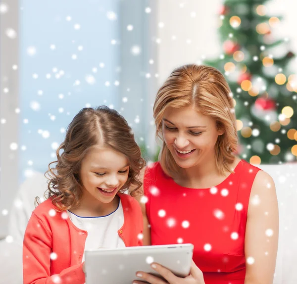 Mère et fille avec comprimé pc — Photo