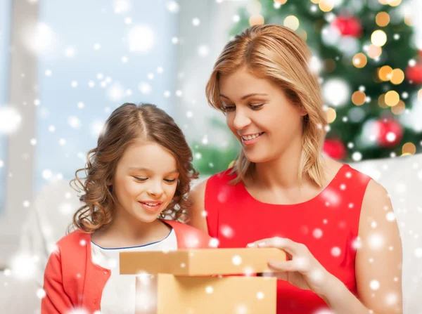 Madre felice e bambina con scatola regalo — Foto Stock