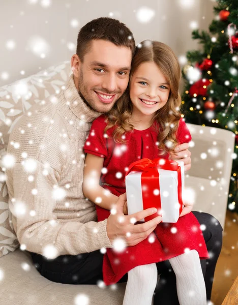 Χαμογελά πατέρα και κόρη κρατώντας το κιβώτιο δώρων — Φωτογραφία Αρχείου