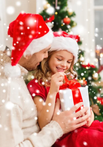 Smiling father and daughter opening gift box — Stock Photo, Image