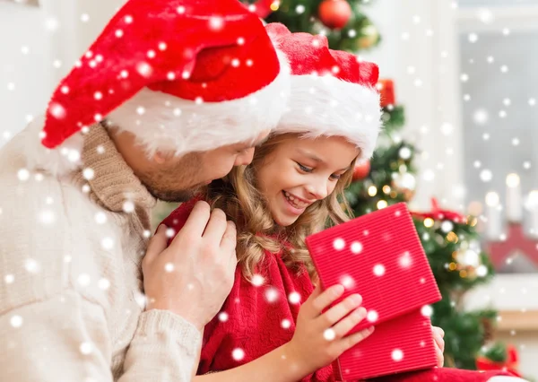 Smiling father and daughter opening gift box — Stock Photo, Image