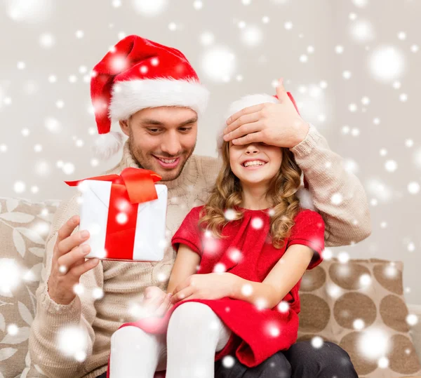 Père souriant surprend fille avec boîte cadeau — Photo