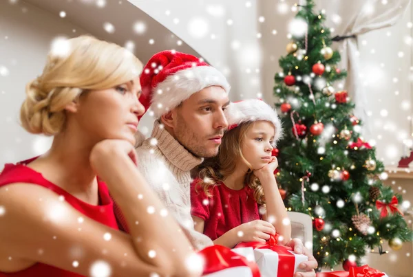 Famiglia depressa a casa con molte scatole regalo — Foto Stock