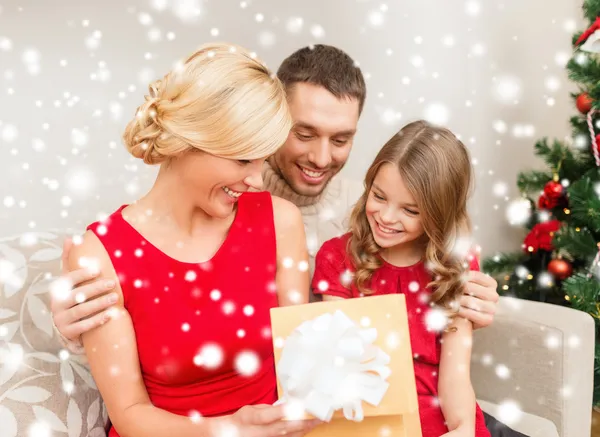 Glückliche Familie öffnet Geschenkbox — Stockfoto