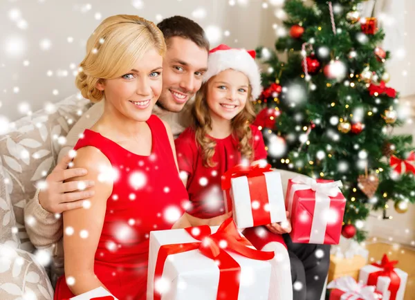 Sorrindo família segurando muitas caixas de presente — Fotografia de Stock