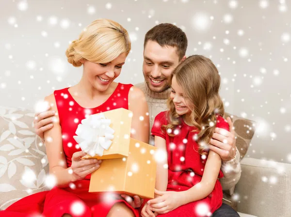 Glückliche Familie öffnet Geschenkbox — Stockfoto