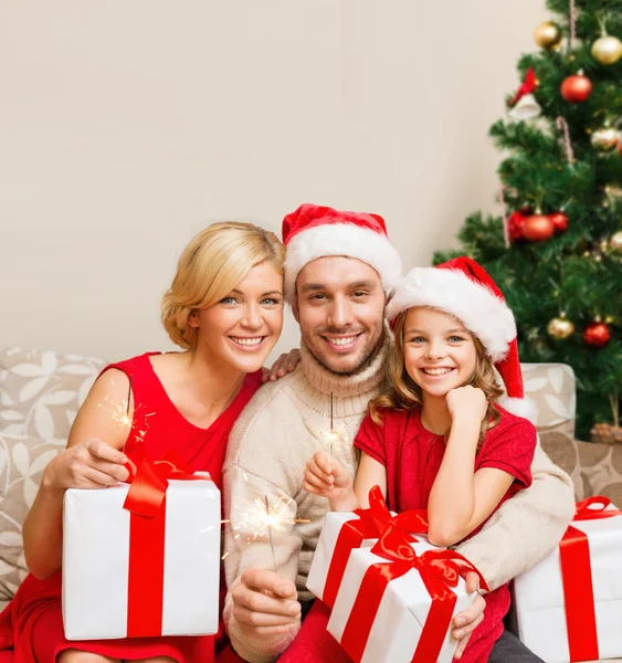 Leende familj gåva lådor och gnistrar — Stockfoto