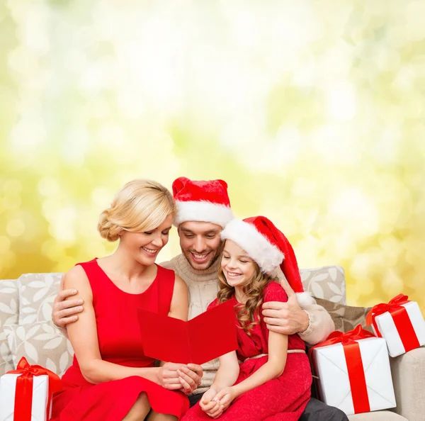 Sonriente familia leyendo postal —  Fotos de Stock