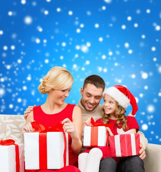 Lycklig familj öppna presentförpackning — Stockfoto