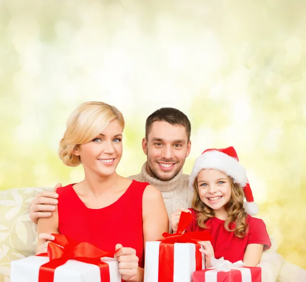 Sorrindo família segurando muitas caixas de presente — Fotografia de Stock