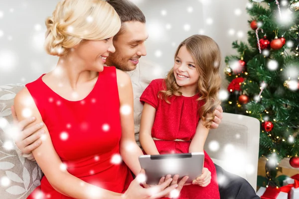 Familia sonriente con tableta pc — Foto de Stock