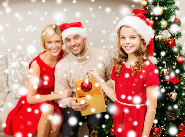微笑家庭装饰圣诞树 — 图库照片