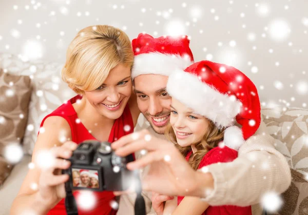 Usmívající se rodina v santa pomocníka klobouky vyfotit — Stock fotografie