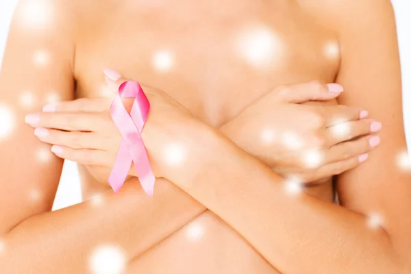 Donna nuda con nastro di consapevolezza del cancro al seno — Foto Stock