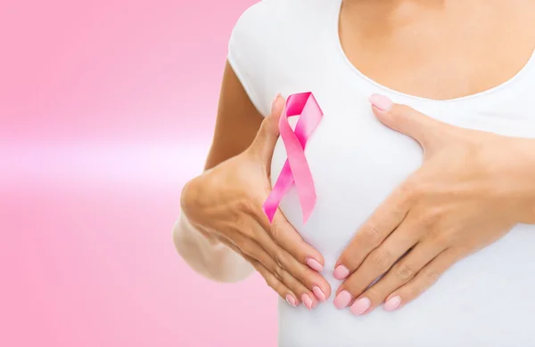 핑크 암 인식 리본을 가진 여자 — 스톡 사진