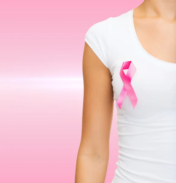 Mulher com fita de consciência de câncer rosa — Fotografia de Stock