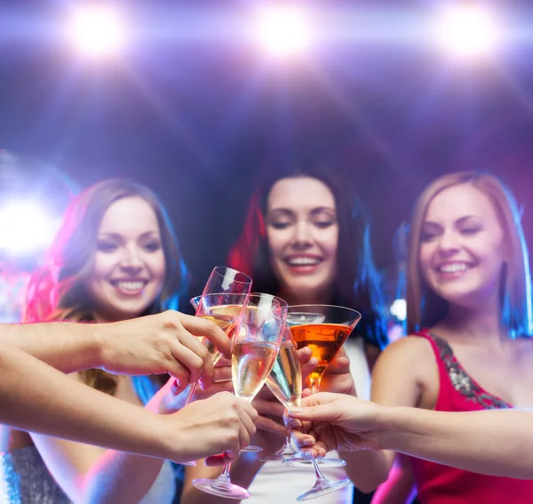 Tre donne sorridenti con cocktail e disco ball — Foto Stock