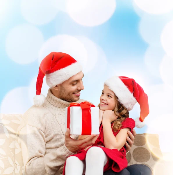 Lächelnder Vater schenkt Tochter Geschenkbox — Stockfoto