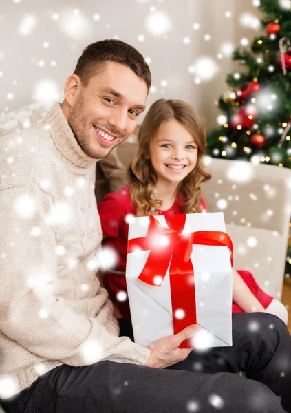 Sonriente padre e hija sosteniendo caja de regalo — Foto de Stock
