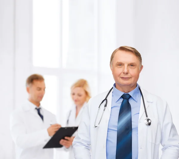 Usmívající se lékař nebo profesor s stetoskop — Stock fotografie