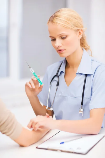 Спокойная женщина врач или медсестра со шприцем — стоковое фото