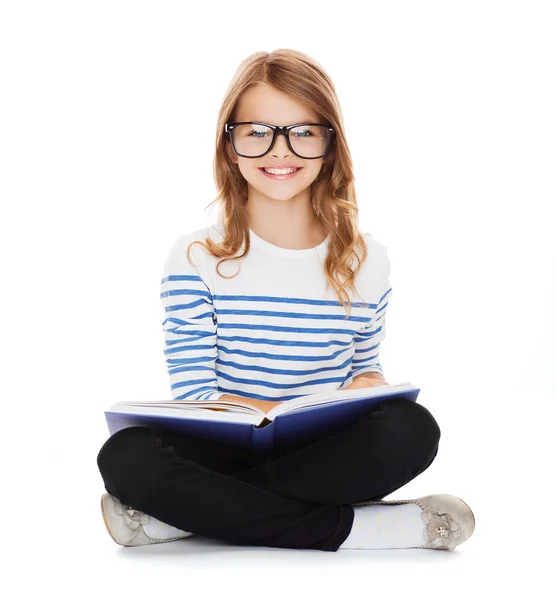 Sonriente niña estudiante sentada en el suelo —  Fotos de Stock