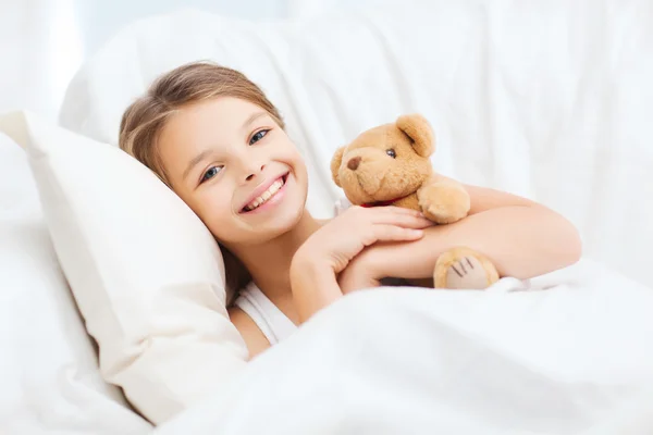 Kleines Mädchen mit Teddybär schläft zu Hause — Stockfoto