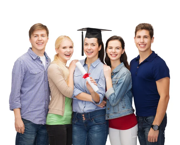 Grupo de estudiantes sonrientes de pie con diploma —  Fotos de Stock