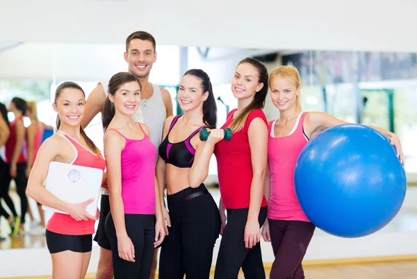 Grupp av leende människor i gymmet — Stockfoto