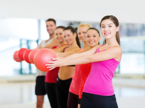 Groupe de personnes souriantes travaillant avec le ballon — Photo