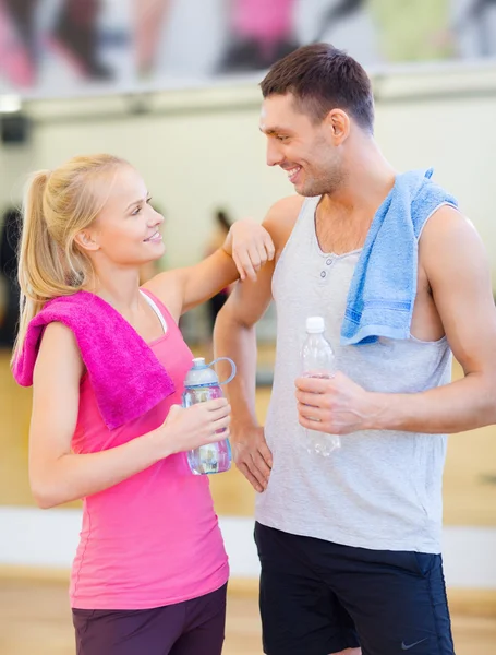 Två leende människor i gymmet — Stockfoto
