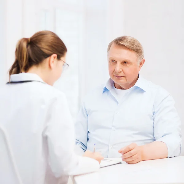 Female doctor or nurse with old man prescrbing — Stock Photo, Image