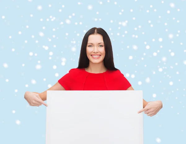 Sorrindo jovem mulher com placa branca em branco — Fotografia de Stock