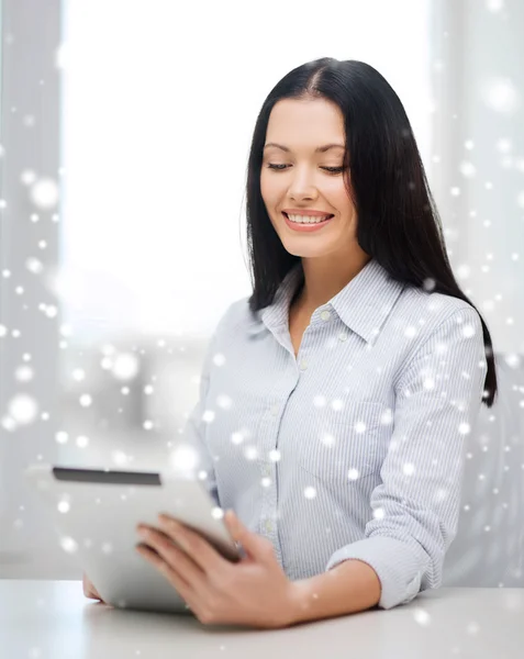 Mujer de negocios sonriente o estudiante con tableta pc — Foto de Stock