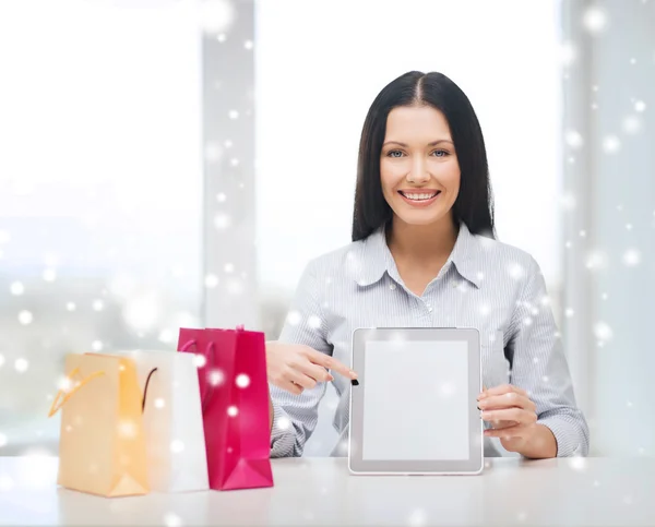 Lachende vrouw met leeg scherm tablet pc — Stockfoto