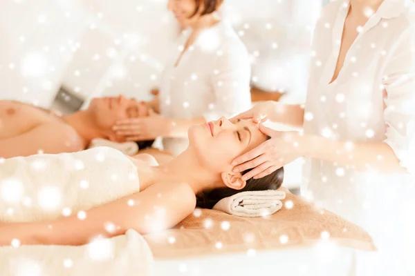 Coppia ottenere massaggio facciale in spa — Foto Stock