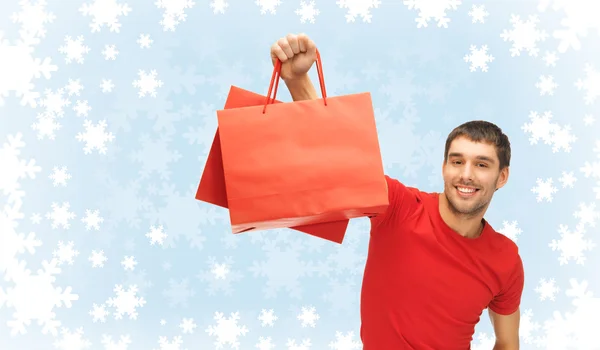 Alışveriş torbaları ile gülümseyen adam — Stok fotoğraf