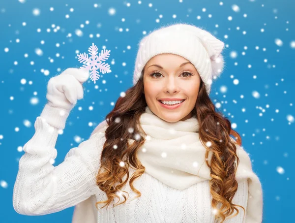 Frau mit großer Schneeflocke — Stockfoto