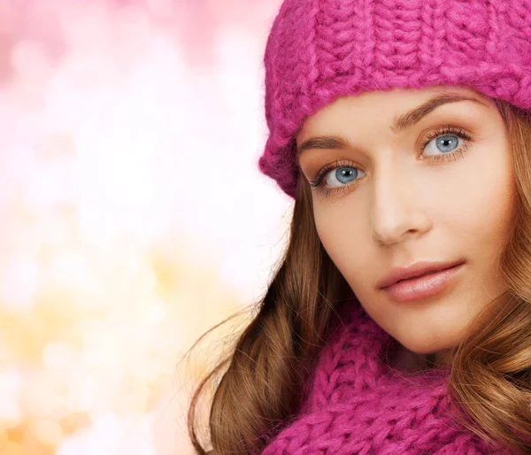 Vrouw in roze muts en sjaal — Stockfoto