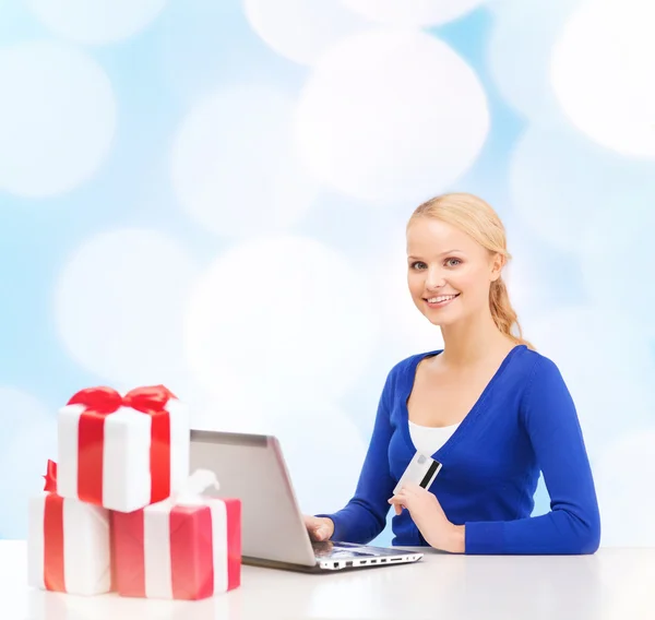 Vrouw met geschenken, laptopcomputer en credit card — Stockfoto