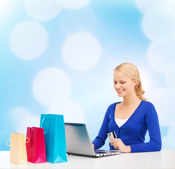 Mujer con laptop, bolsas de compras y tarjeta de crédito — Foto de Stock